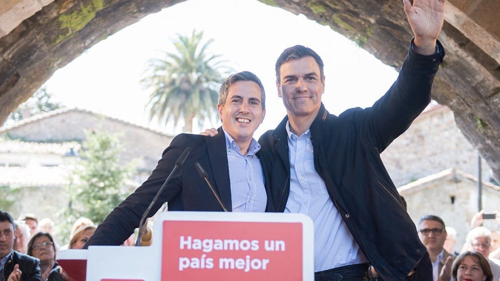 El delegado del Gobierno en Cantabria junto a Pedro Sánchez