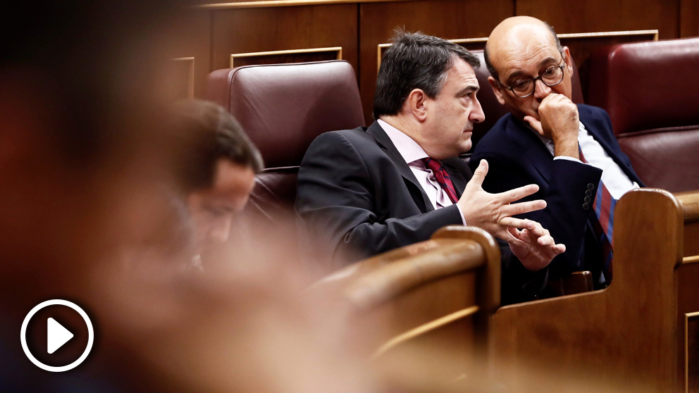 El portavoz del PNV, Aitor Esteban, conversa con el diputado de su grupo Mikel Legarda. (Foto: EFE)