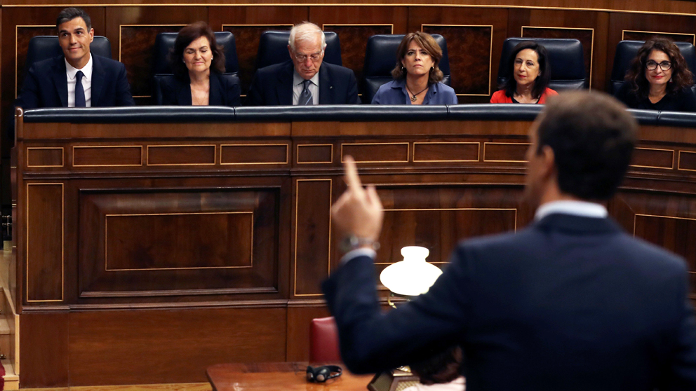 Pablo Casado pregunta a Pedro Sánchez en sesión de control. (Foto: EFE)