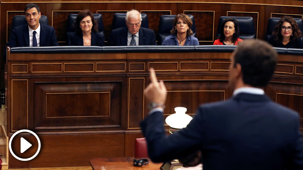 Pablo Casado pregunta a Pedro Sánchez en sesión de control. (Foto: EFE)