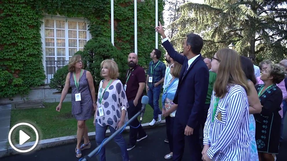 Pedro Sánchez, presidente del Gobierno, con los primeros 25 visitantes del programa Moncloa Abierta.