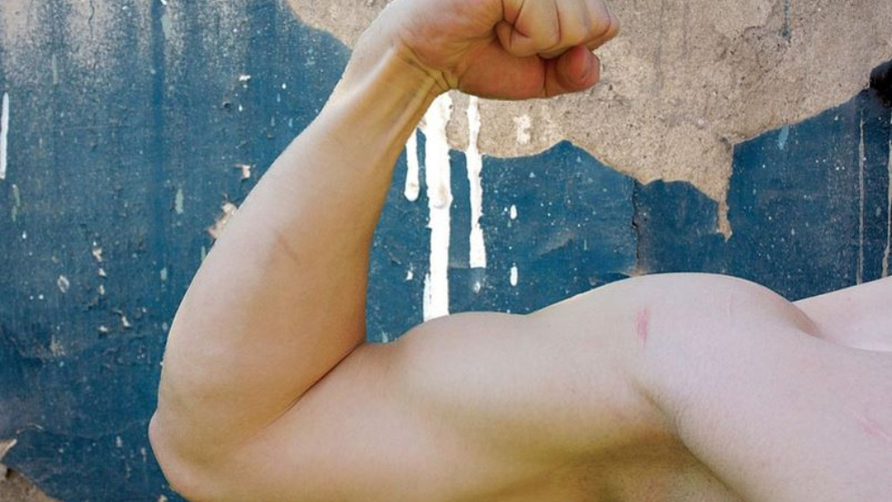 Hay diversos tipos de ejercicios para fortalecer los bíceps en casa