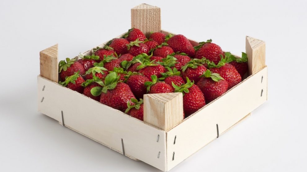 Las cajas de fresas pueden decorarse de diferentes maneras