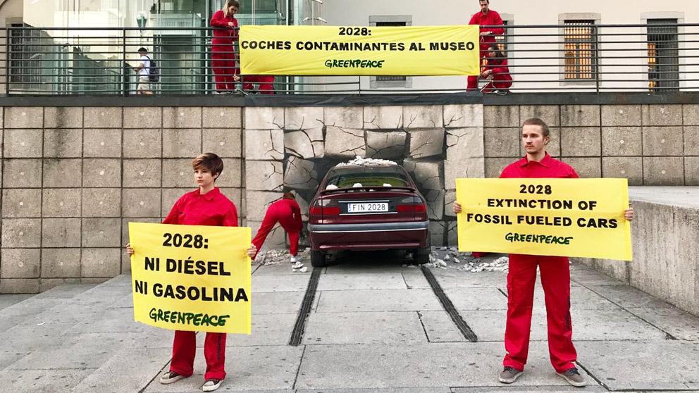 Reivindicación de Greenpeace frente al Museo Reina Sofía. (Foto: Greenpeace)