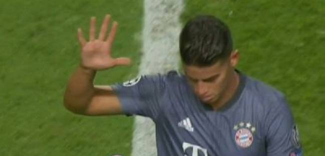 James Rodríguez se marchó vacilando a la afición del Benfica.