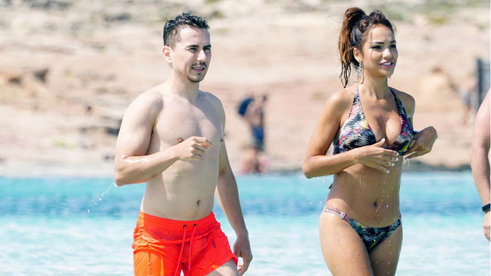 Jorge Lorenzo y su nueva novia en Ibiza. (Gtresonline)