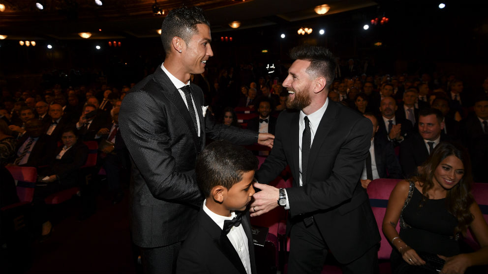 Messi y Cristiano Ronaldo se saludan en una gala del Balón de Oro. (AFP)