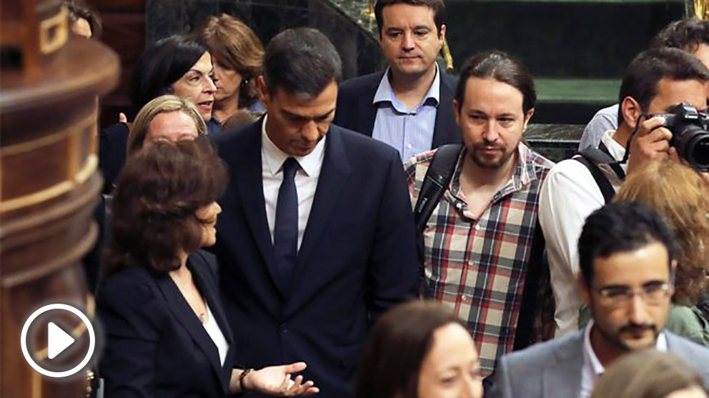 Pedro Sánchez y Pablo Iglesias en el Congreso de los Diputados. (Foto: EFE)