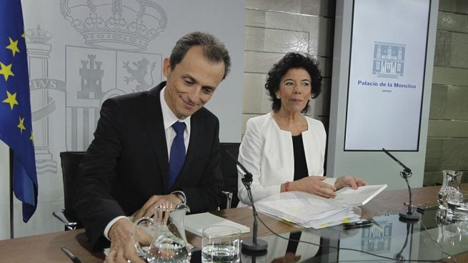Los ministros Isabel Celaá y Pedro Duque en la rueda de prensa posterior al Consejo de Ministros (Foto: Francisco Toledo).