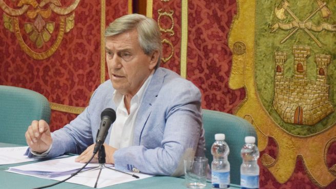 Un periodista pide una orden de alejamiento para el alcalde de Villaviciosa por amenazas