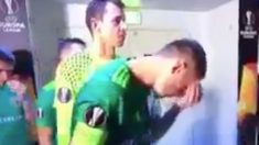 Un jugador se limpia la cara con su saliva.