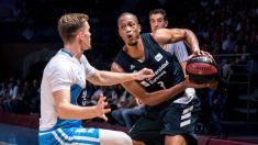 Anthony Randolph defendido por Andreas Obst en la semifinal de la Supercopa Endesa. (EFE)