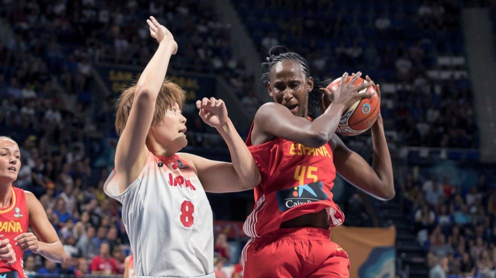 Astou Ndour pelea con una jugadora de Japón. (EFE)
