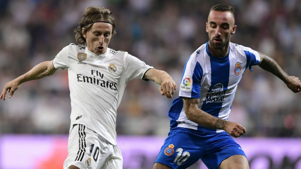 Modric disputa un balón con Darder. (AFP)