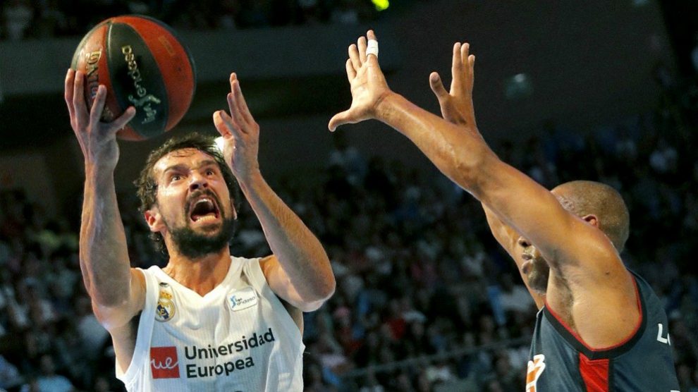 Sergio Llull entra a canasta. (EFE)