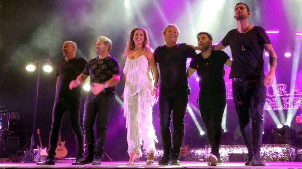Pastora Soler saluda al público al finalizar su concierto en Sevilla.