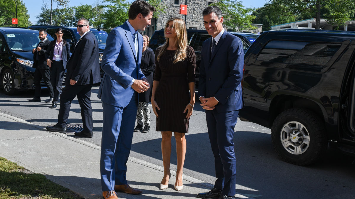 Begoña Gómez entre Justin Trudeau y Pedro Sánchez en Canadá (AFP).