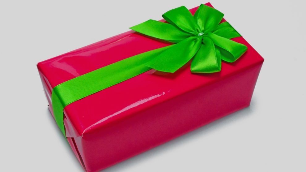 Las flores con cintas son la decoración perfecta para un regalo