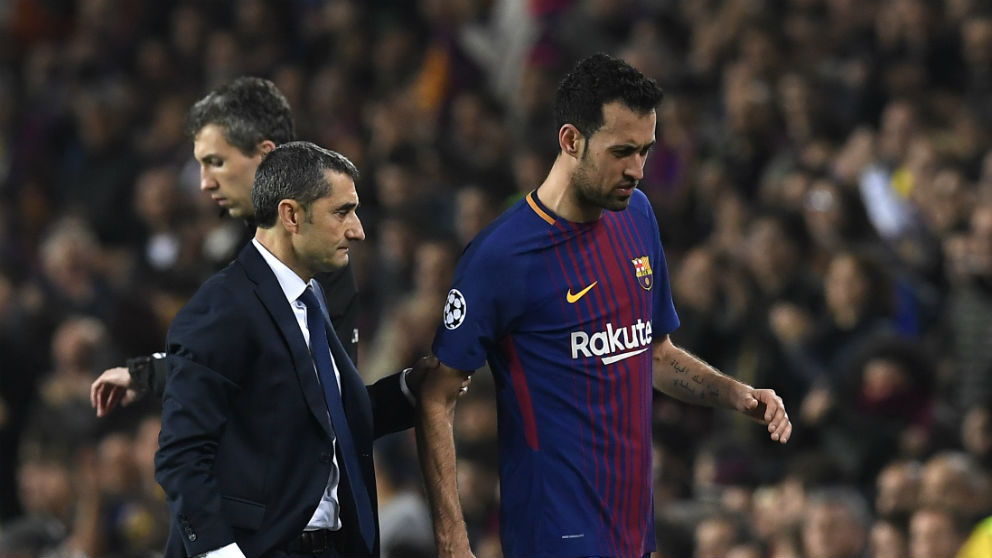 Ernesto Valverde y Sergio Busquets durante un partido. (AFP)