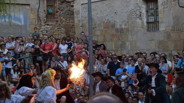 Momento de la quema de una foto del Rey Felipe VI en las fiestas de Tarragona
