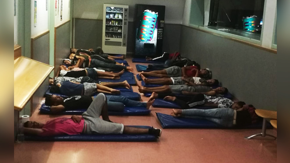 Varios menores extranjeros durmiendo en una comisaría de Barcelonaen3-interior