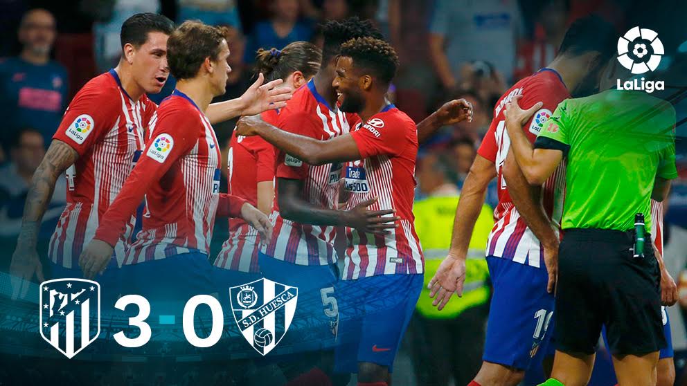 Los jugadores del Atlético celebran uno de los goles ante el Huesca.