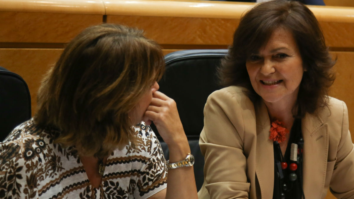 Carmen Calvo con Dolores Delgado en el Senado (EP).