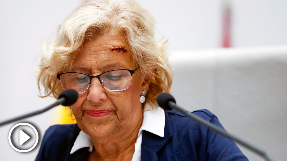 Manuela Carmena, alcaldesa de Madrid, reaparece tras su accidente doméstico. (Foto: EFE)