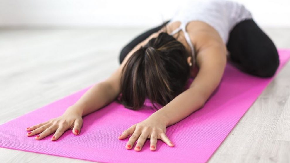 El cojín de yoga es que usa para sentarse o estirarse durante la meditación.