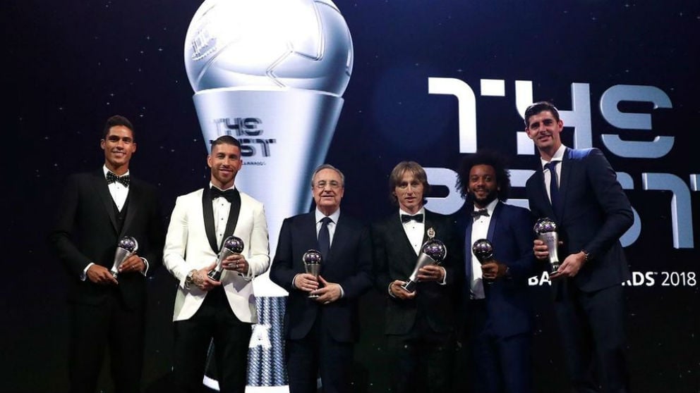 Florentino Pérez con los premiados del Real Madrid en los The Best