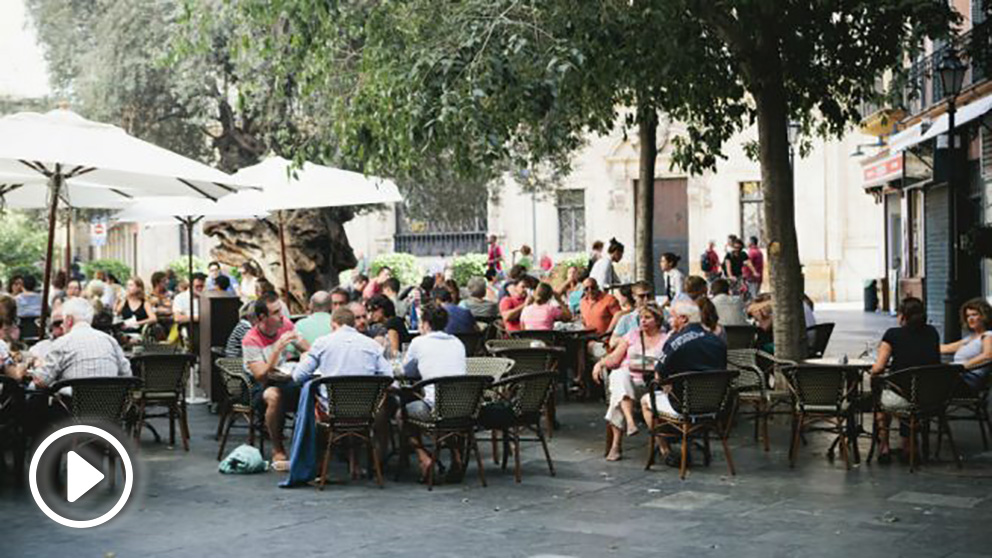 Turistas en una terraza en Mallorca (Foto: iStock)