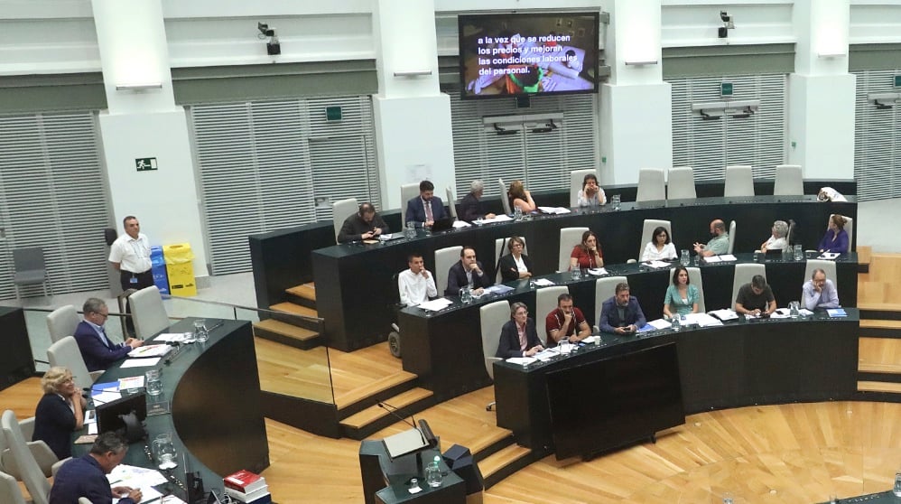 Manuela Carmena presidiendo el Debate sobre el Estado de la Ciudad contemplando uno de los vídeos. (Foto. Madrid)