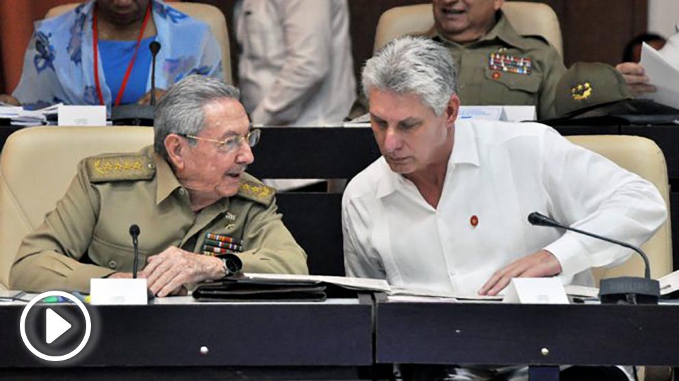 Miguel Díaz-Canel, dictador de Cuba, y su antecesor, Raúl Castro. (Foto: AFP)