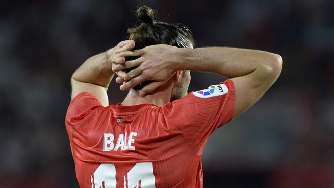 Bale se lamenta tras una ocasión fallada ante el Sevilla.