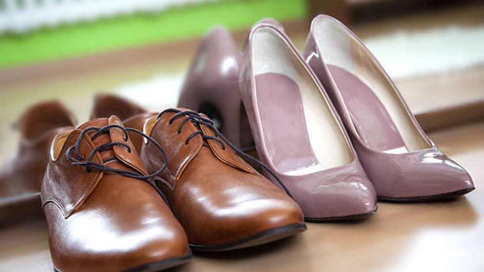 Los pasos para pegar la suela de un zapato