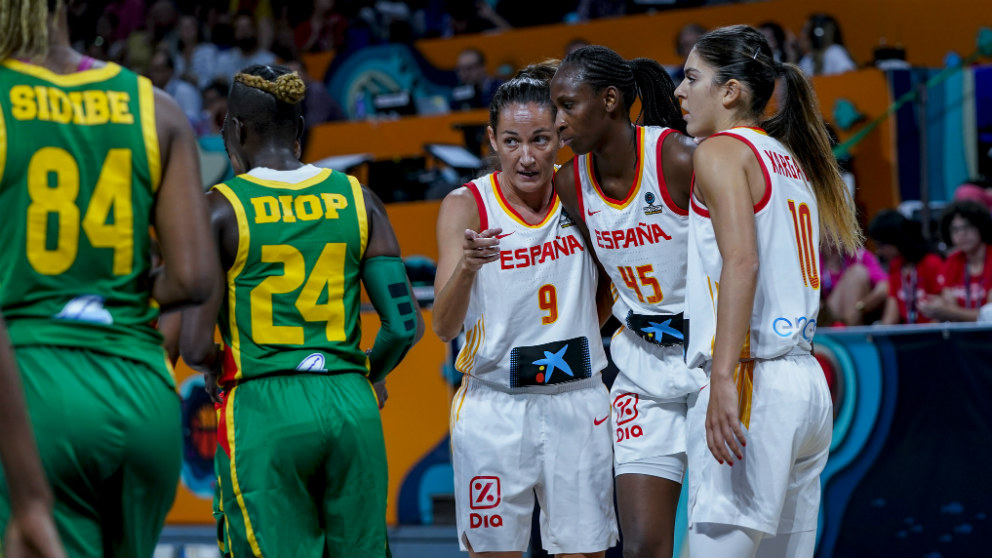 Laia Palau da instrucciones a sus compañeras contra Senegal. (Alberto Nevado)