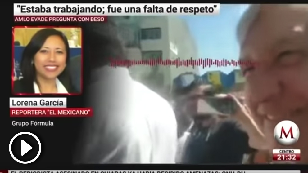 Andrés Manuel López Obrador besa a una periodista a la que no responde.