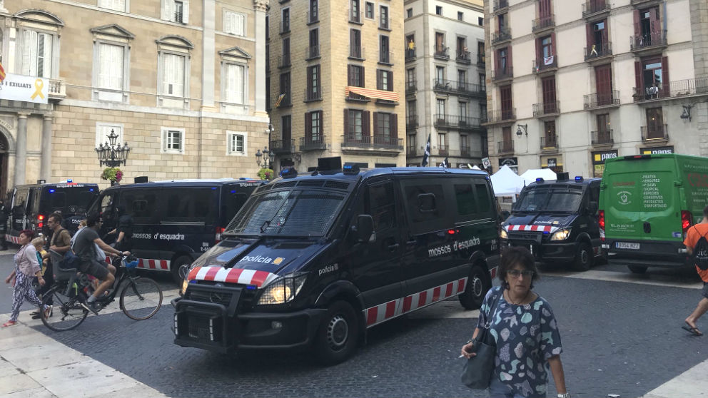 Unidades de los Mossos en la plaza donde se encuentra la sede de la Generalitat en Barcelona