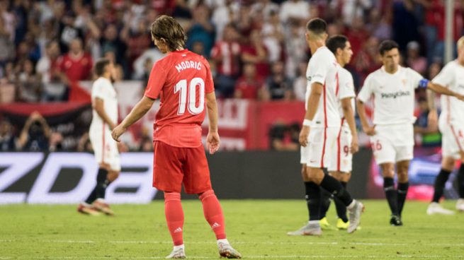 Modric, cabizbajo tras un gol del Sevilla.