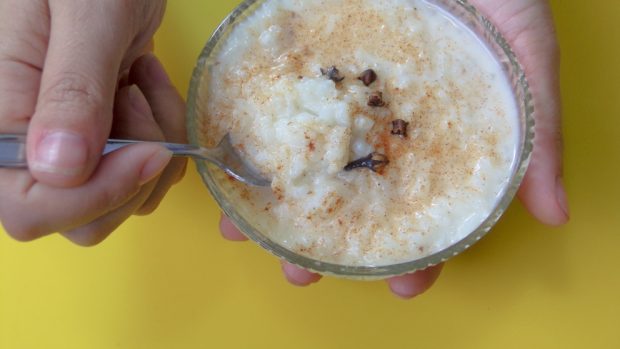 tarta de arroz con leche y galletas