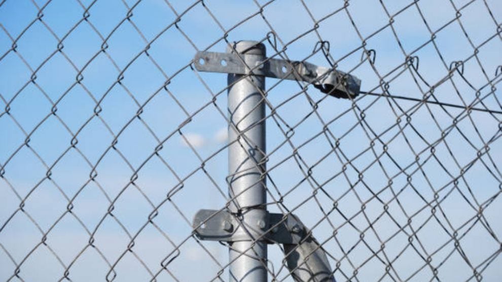 Cómo colocar una valla metálica paso a paso