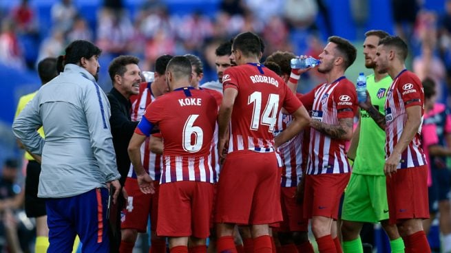 Simeone, dando órdenes a los suyos durante un descanso para hidratarse.