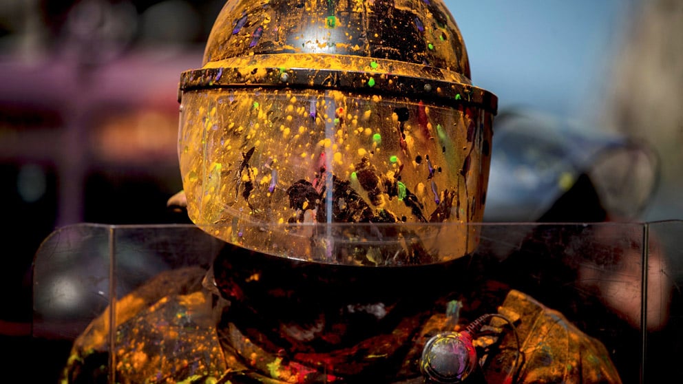 Un agente de los Mossos lleno de pintura lanzada por radicales. (Foto: EFE)