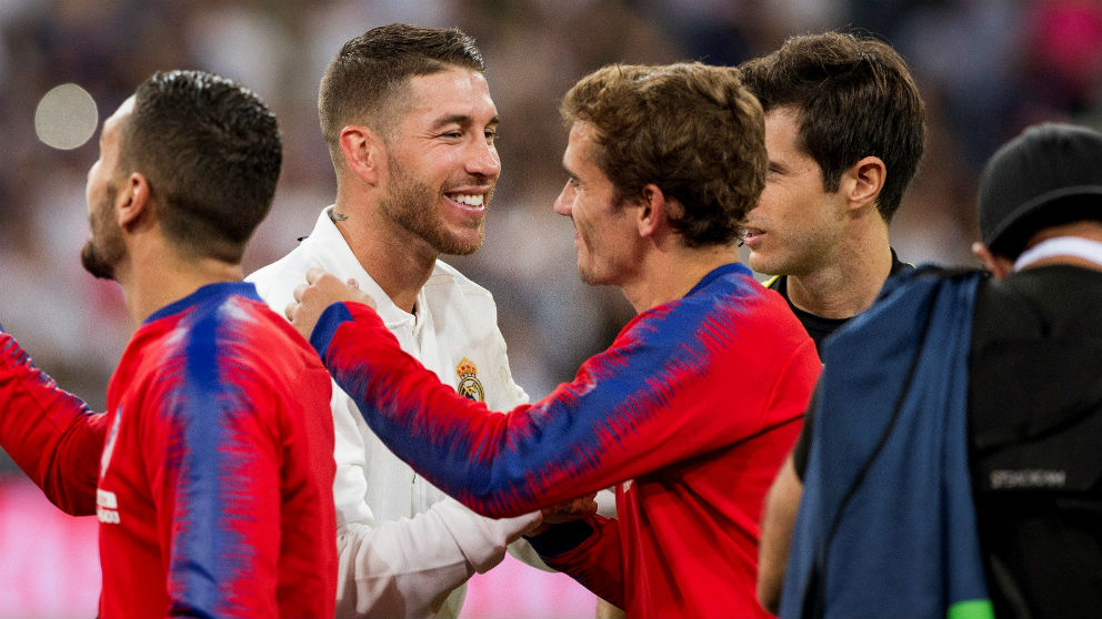 Sergio Ramos y Antoine Griezmann se saludan antes del derbi. (EFE)