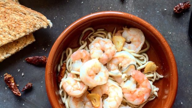 espaguetis con gulas y gambas