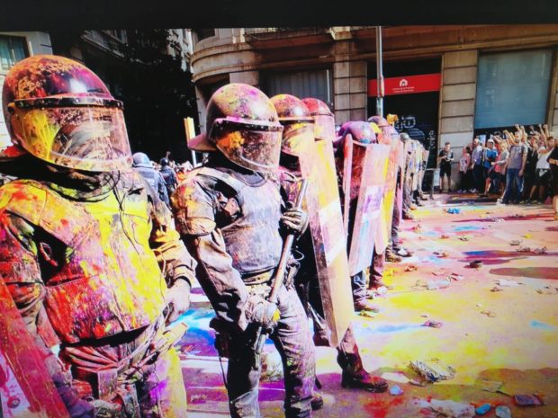 Radicales independentistas lanzan pintura para boicotear la manifestación de la Policía