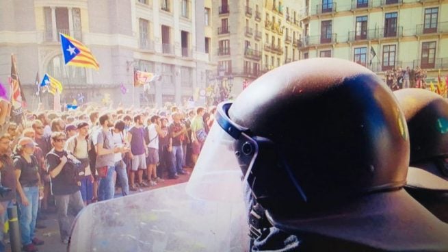 Los Mossos protegen a los radicales independentistas contra la Policía: tienen la orden de no intervenir