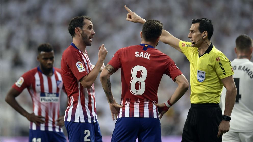 Godín y Koke protestan al árbitro. (AFP)