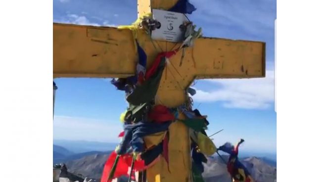 Los montañeros aragoneses denuncian que separatistas catalanes pintaron la cruz del aneto de amarillo