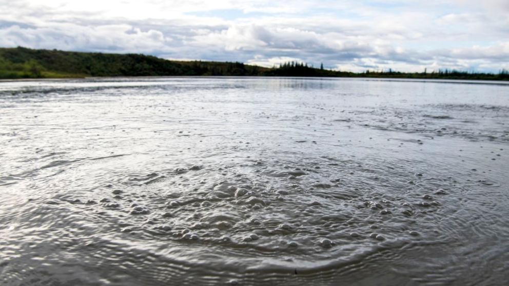 Así acelera el cambio climático el burbujeante Lago Esieh de Alaska según se ha descubierto